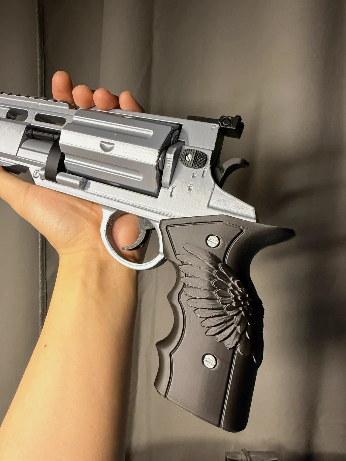 Resident Evil 9 Requiem 2026-Leon's Revolver Requiem 1:1 Prop + Stand