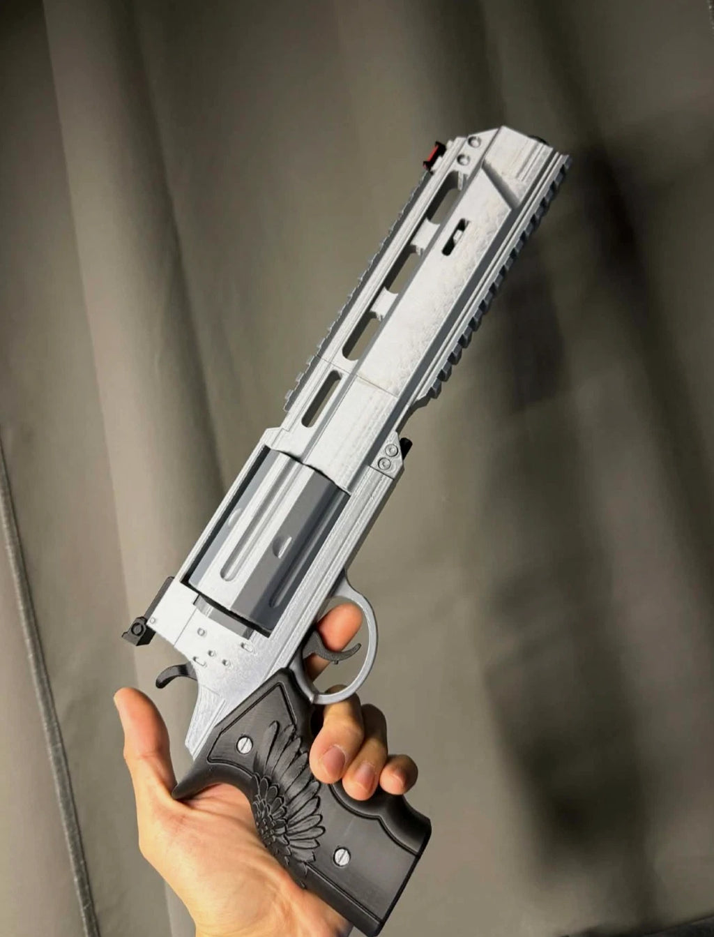 Resident Evil 9 Requiem 2026-Leon's Revolver Requiem 1:1 Prop + Stand