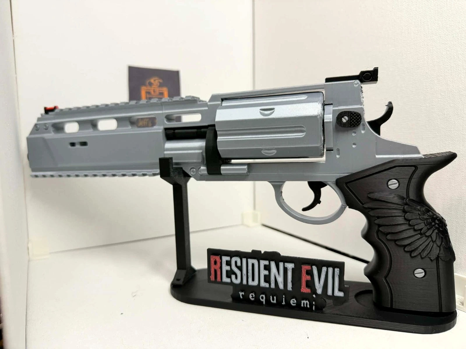 Resident Evil 9 Requiem 2026-Leon's Revolver Requiem 1:1 Prop + Stand