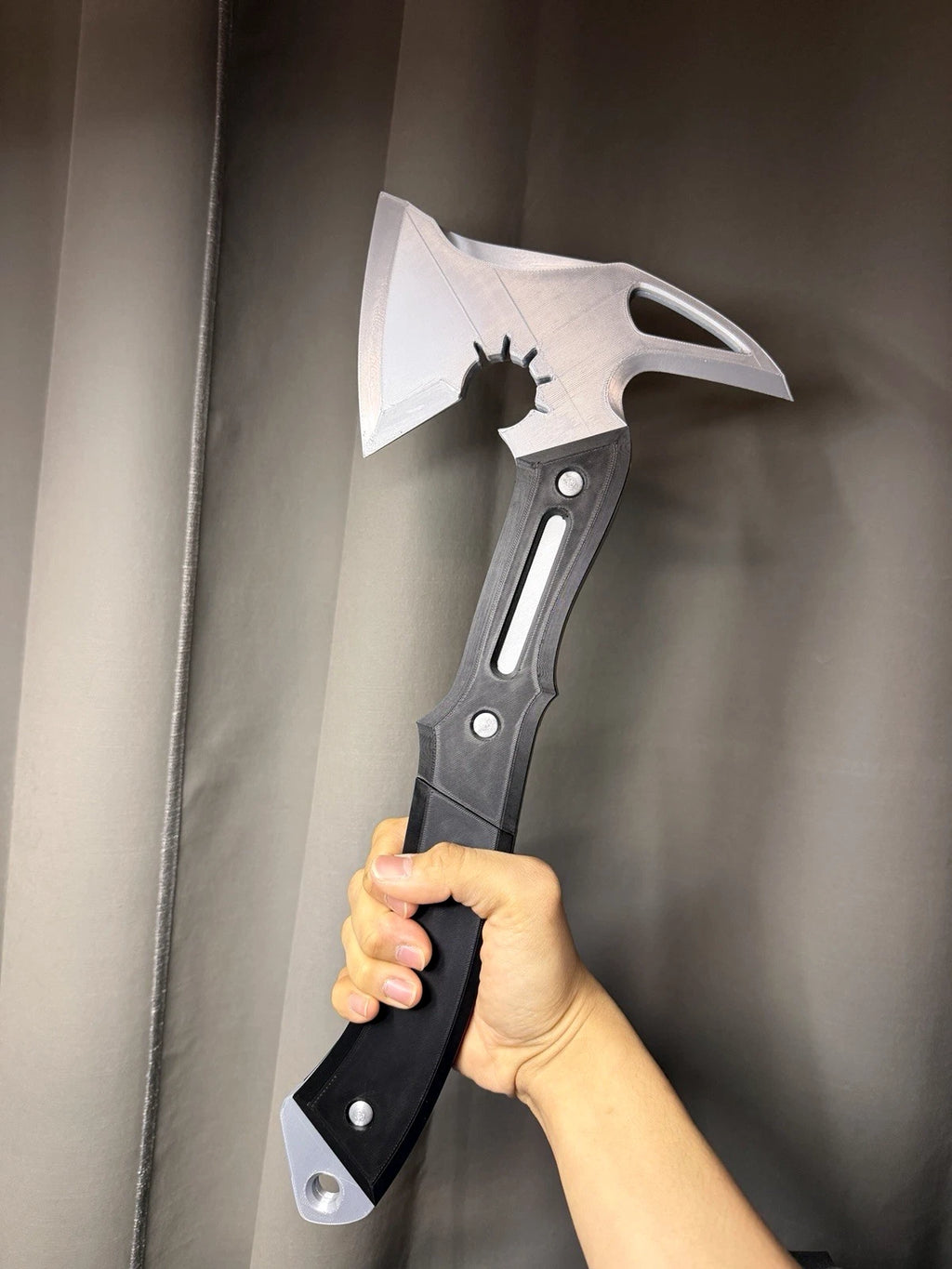 Resident Evil: Requiem – Leon S. Kennedy Tomahawk Hatchet AXE Cosplay 1:1