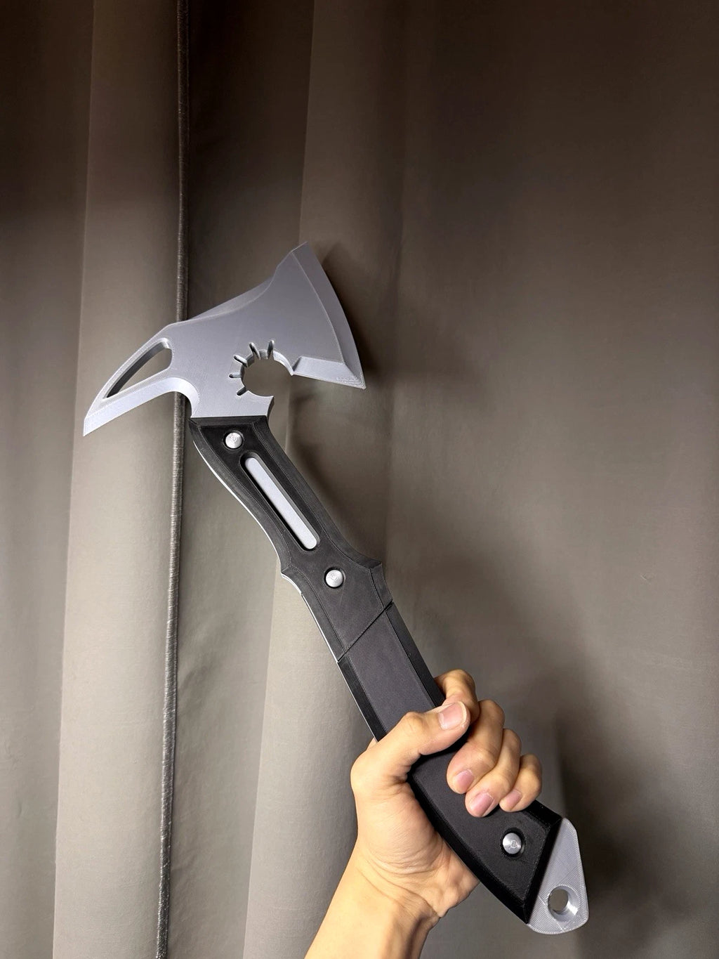 Resident Evil: Requiem – Leon S. Kennedy Tomahawk Hatchet AXE Cosplay 1:1