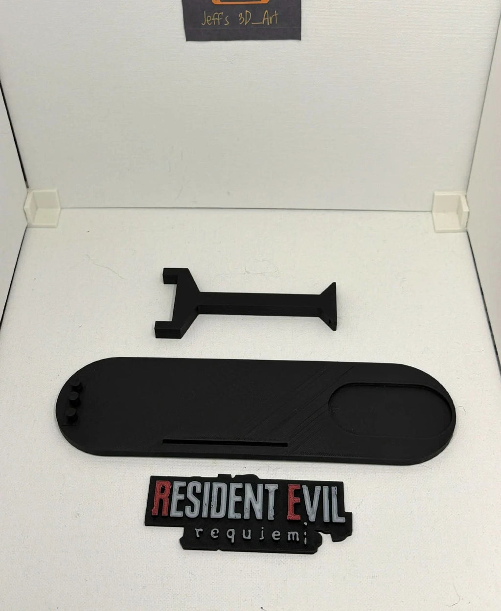 Resident Evil 9 Requiem 2026-Leon's Revolver Requiem 1:1 Prop + Stand